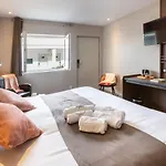 Hotell Grand Confort Le Moulin Rouge 3*