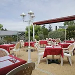 Grand Confort Le Moulin Rouge Hotel