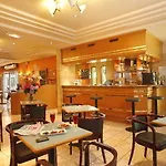 Hotell Grand Confort Le Moulin Rouge
