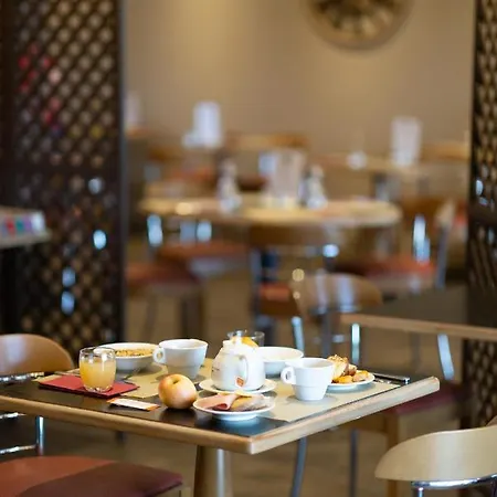 Hotel Grand Confort Le Moulin Rouge 3*