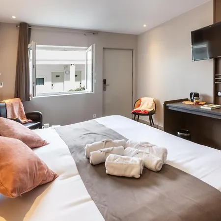 Hotel Grand Confort Le Moulin Rouge 3*