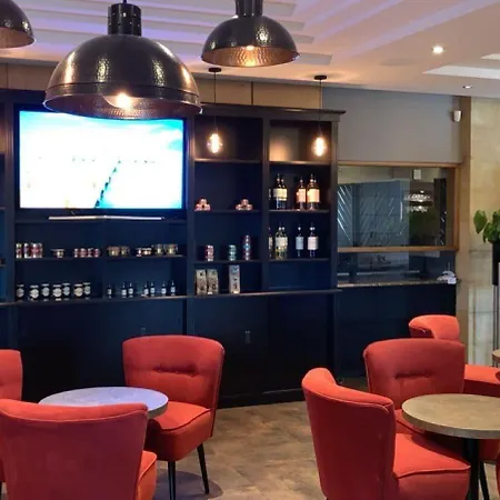 Grand Confort Le Moulin Rouge Hotel