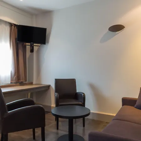 Hotel Grand Confort Le Moulin Rouge 3*
