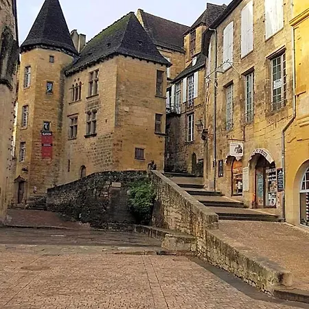 Grand Confort Le Moulin Rouge Hotel