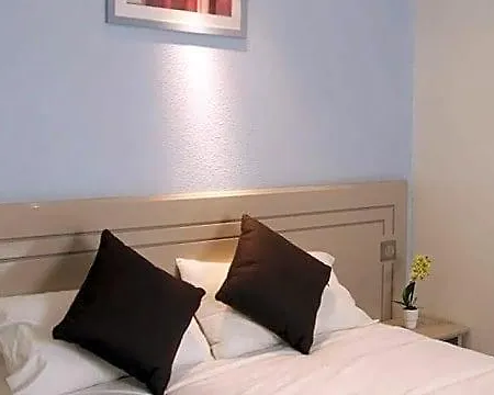 Hotel Grand Confort Le Moulin Rouge 3*