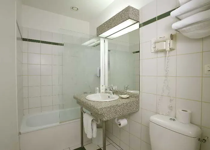 Hotell Grand Confort Le Moulin Rouge