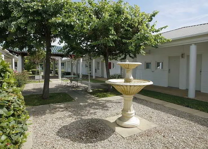 Hotell Grand Confort Le Moulin Rouge