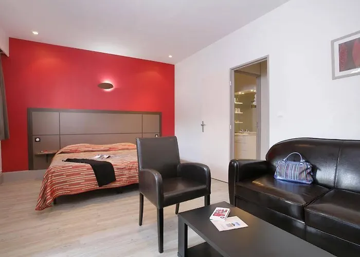 Grand Confort Le Moulin Rouge 酒店